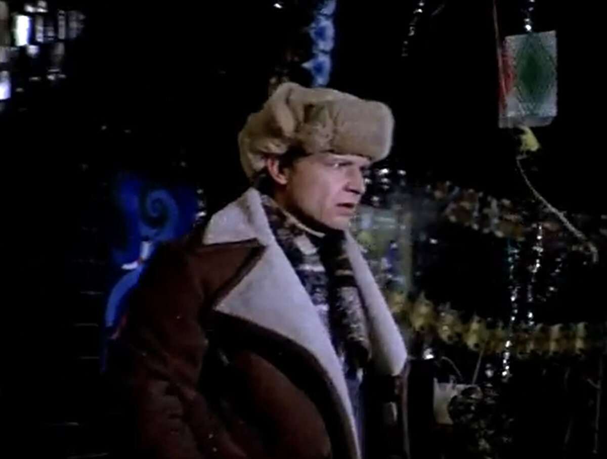 Кадр из кинофильма "Ирония судьбы, или С легким паром!", 1975 г., режиссер Эльдар Рязанов, сценаристы Эмиль Брагинский, Эльдар Рязанов, композитор Микаэл Таривердиев (скриншот)