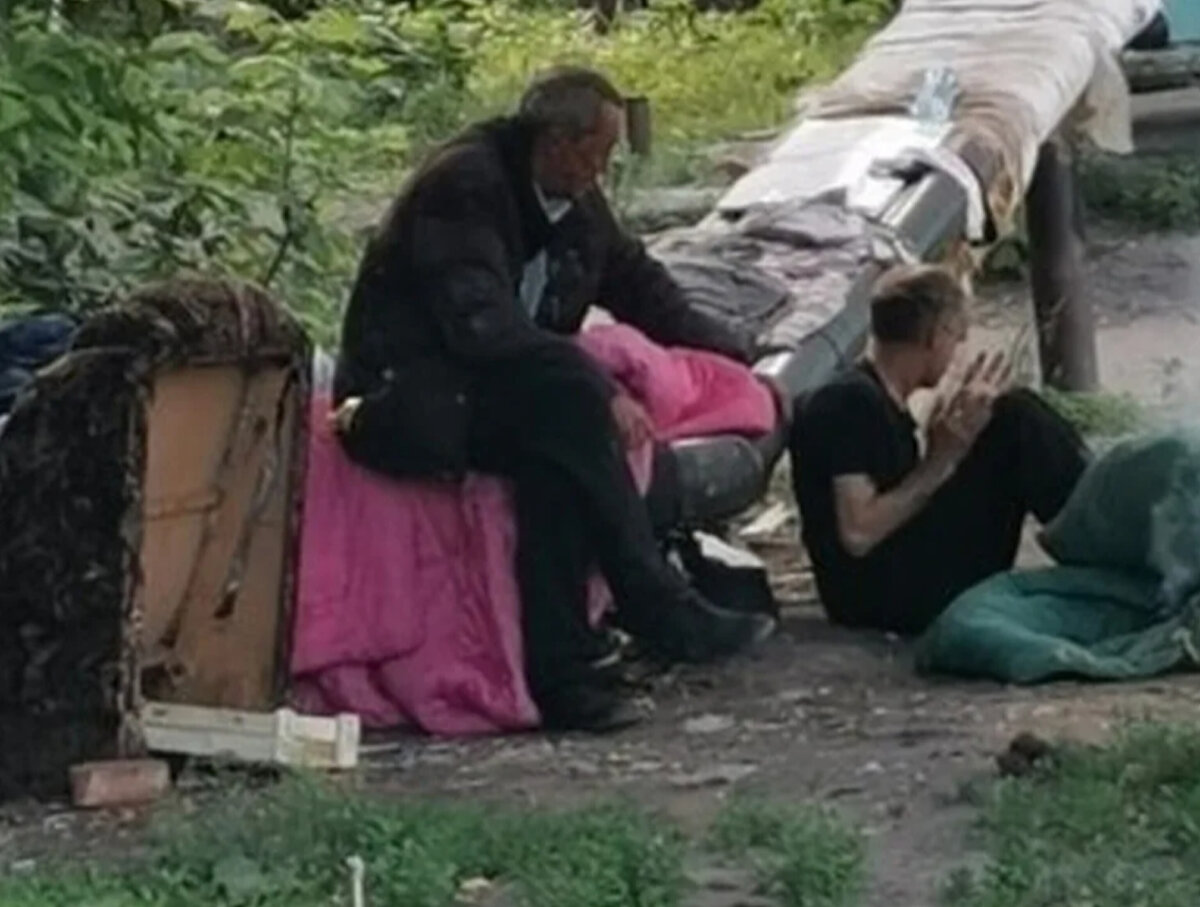 Блогерша лапа устроила тройничок с бомжами