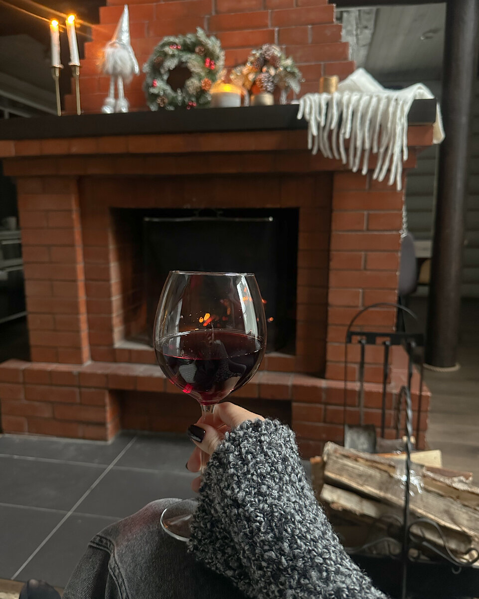 Камин в экоотеле "Романов лес"