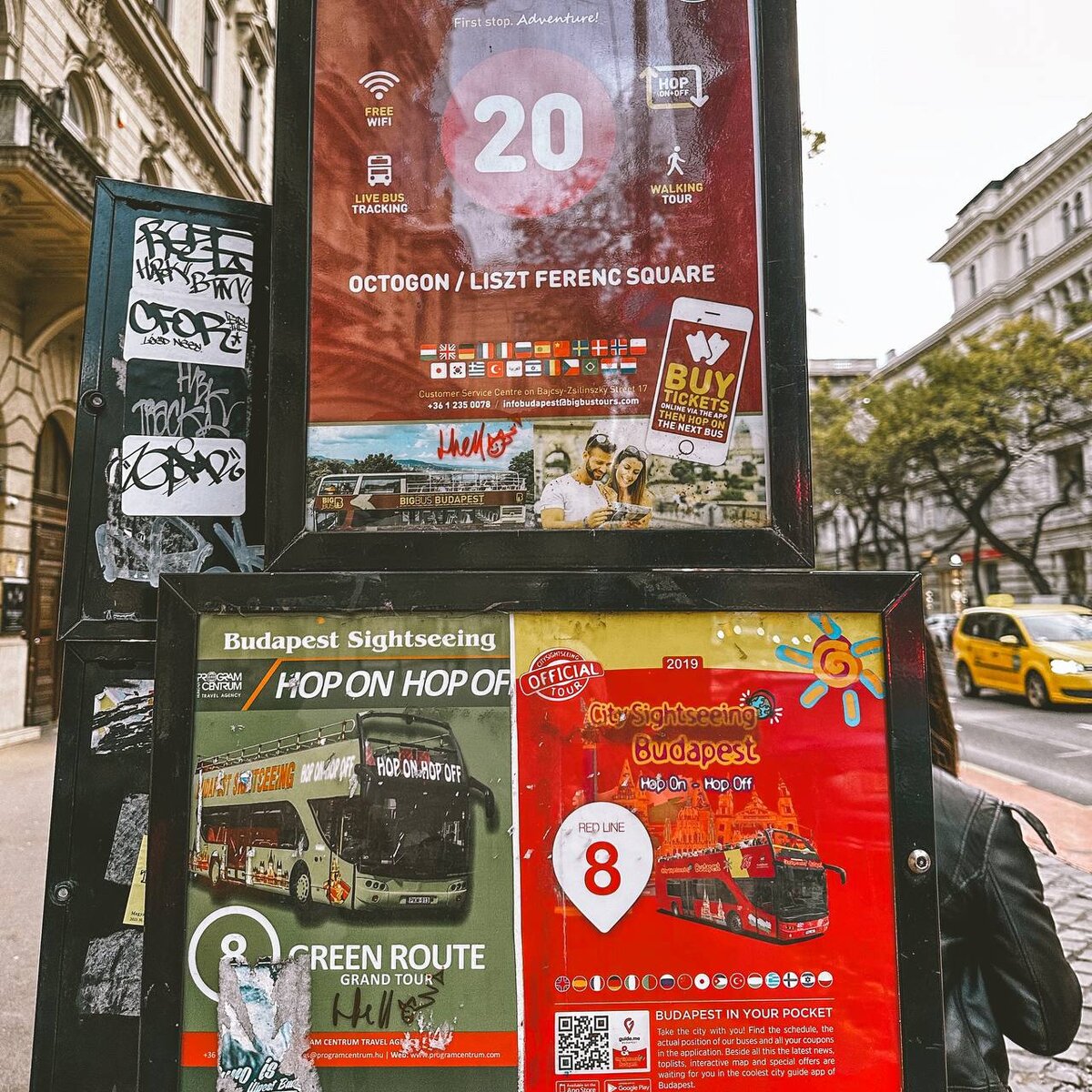 Есть разные компании, которые возят по экскурсионным маршрутам.