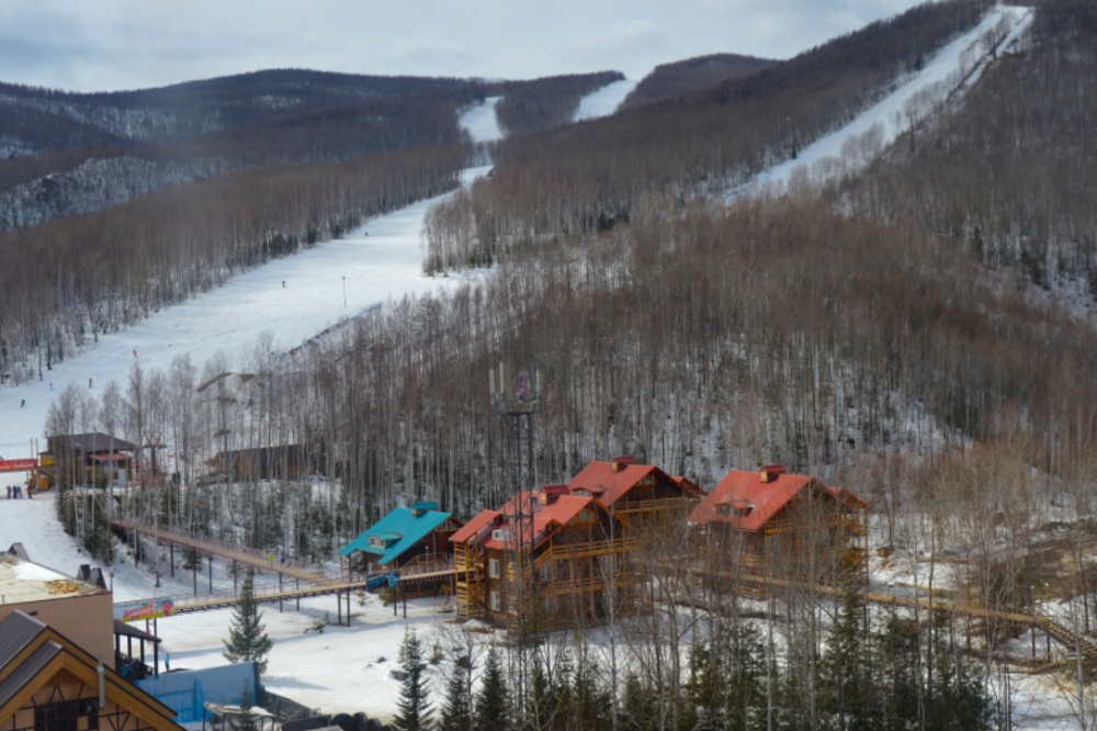    Визитной карточкой Солнечного района выступает горнолыжный комплекс «Холдоми» — благодаря продлению «плоских тарифов» он сможет принять ещё больше туристов. Фото: Правительство Хабаровского края