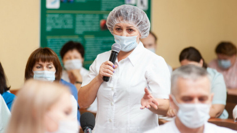     Встреча министра здравоохранения Алтайского края с врачами Диагностического центра. Дмитрий Лямзин.