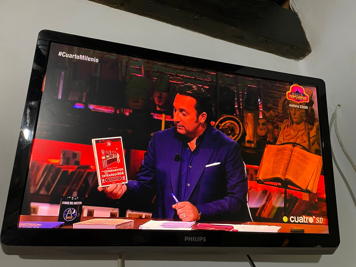 Ведущий программы - Икер Хименес