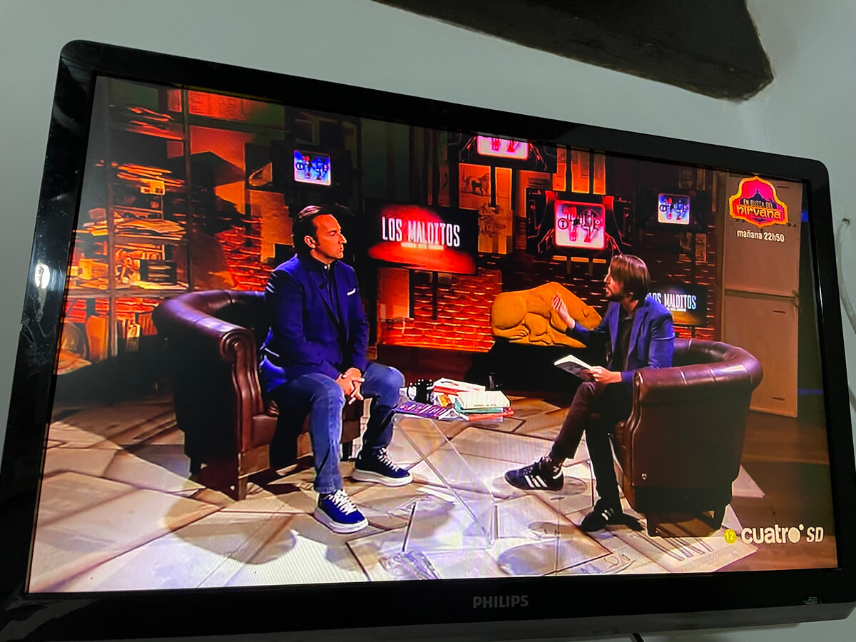 Товарищ справа всегда рассказывает об интересных книгах