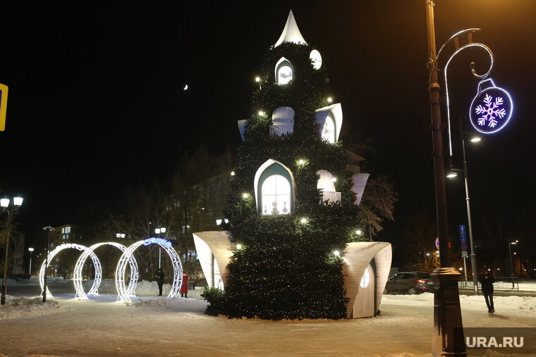    Эта необычная елка впервые появилась на площади у сквера «Исторический»