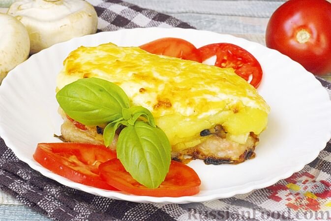 свинина, шампиньоны, картофель, помидоры, лук репчатый, сыр твёрдый, масло сливочное, майонез, сметана, мука, масло подсолнечное, соль, перец чёрный молотый, зелень