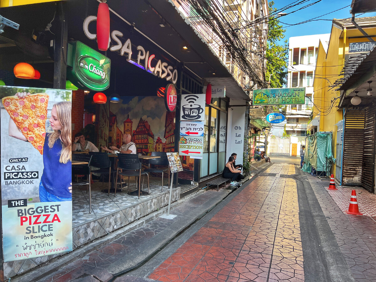 Переулок и вход а отель. Фото автора