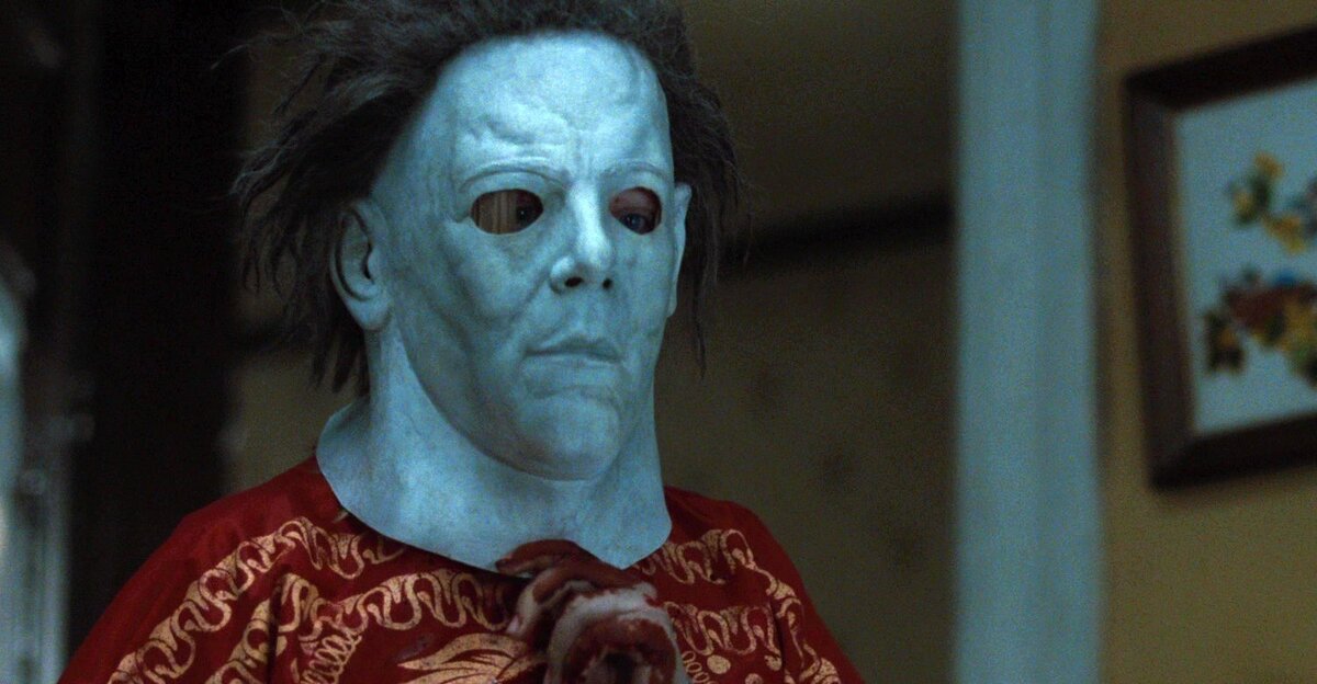 В ремейке «Хэллоуина» Роба Зомби знаменитую маску Майкл Майерс надевает ещё в детстве