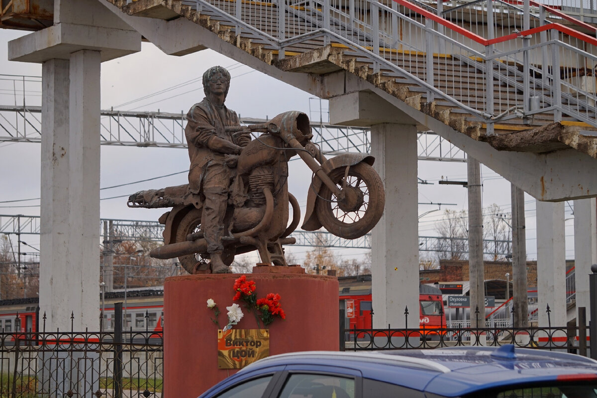 Памятник цою в окуловке. Памятник Виктору Цою (Окуловка). Памятник Цою в Окуловке Новгородская область. Памятник Цою на мотоцикле в Окуловке.