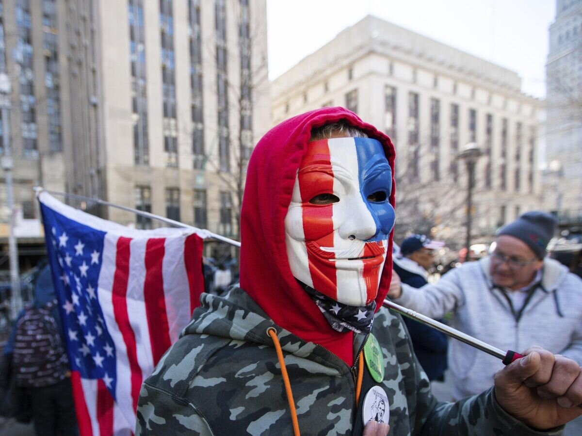    Сторонник экс-президента США Дональда Трампа возле офиса окружного прокурора Манхэттена в Нью-Йорке© AP Photo / Eduardo Munoz Alvarez