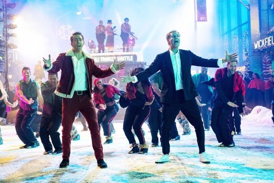 Много поют и танцуют