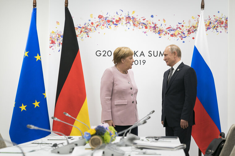    У Меркель есть свобода маневра для неформальных переговоров с Путиным по Киеву, пишет The Hill