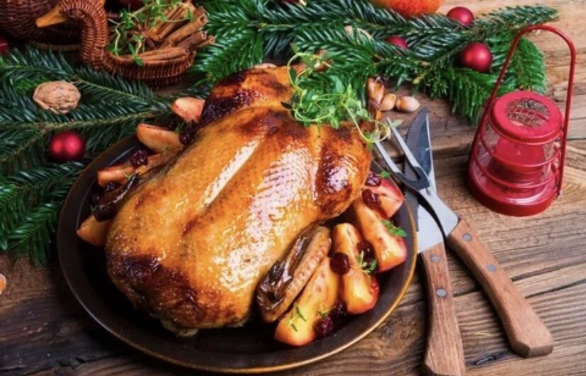 Утка с яблоками, запечённая в духовке, – это просто объедение. Приготовьте уточку по этому рецепту - и ваши родные и близкие будут рады. Продукты: утка - 1 шт. (1,2-1,5 кг), яблоки - 700 г., соль - 0,5 ч. ложки, перец черный молотый - 0,5 ч. ложки, вода - 0,5 стакана.