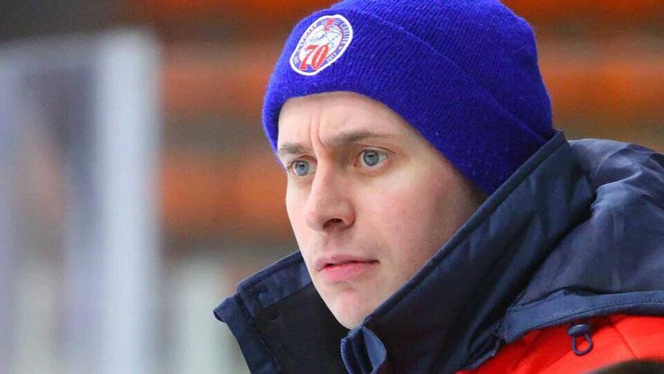     "Настоящий мужик": почему тренер ХК "Крылья советов" подрался на матче t.me/hcks_ru