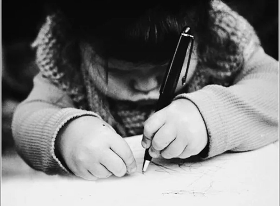 Дорогой дедушка мороз пишу тебе. Луиза абдурашидова. Письмо на новый год деду морозу. Пишу письмо деду морозу на наждачной. Детские письма деду морозу смешные.