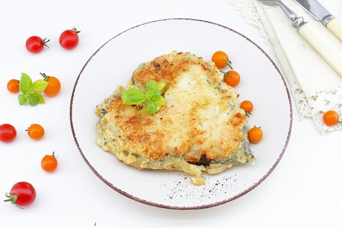 Для вкусного приготовления стейка зубатки можно использовать следующий рецепт:

**Ингредиенты:**
- Стейк зубатки
- Соль и перец по вкусу
- Растительное масло для жарки

**Инструкции:**
1. Предварительно разогрейте сковороду на среднем огне.
2. Посолите и поперчите стейк зубатки с обеих сторон.
3. Добавьте небольшое количество растительного масла на сковороду и разогрейте его.
4. Положите стейк зубатки на сковороду и обжарьте его с каждой стороны до золотистого цвета. Время жарки зависит от толщины стейка и предпочтений по степени прожарки.
5. После жарки стейка, дайте ему отдохнуть несколько минут перед подачей.

Вы можете подать стейк зубатки с любыми гарнирами или соусами по вашему выбору. Например, картофельное пюре, овощи на гриле или свежий салат будут отличным дополнением к стейку зубатки.

Приятного аппетита!