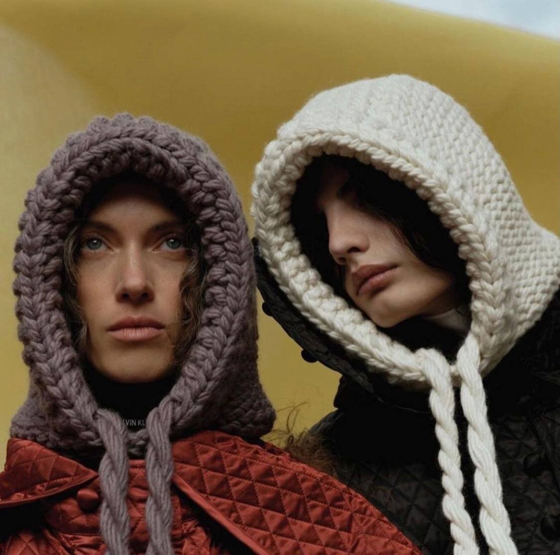 Оригинальный капор JW Anderson. Состав: хлопок + меринос. Стоимость в ЦУМе и в универмаге «Цветной»: 32 тыс руб