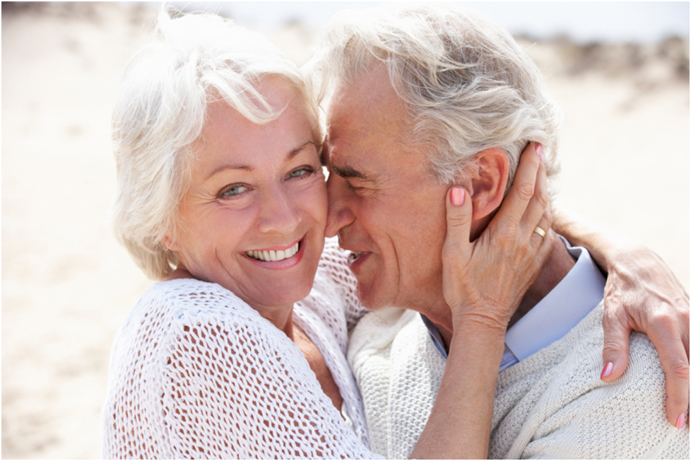 пожилые женщины любят женщин. кайл джонс (31 год) встречается с марджори маккул — 91-летней бабушкой. 67-летняя джоан ллойд. 91-летняя марджори маккул. бабушка поцелуй.