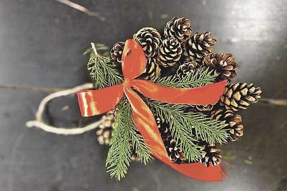    Новогоднее венок - своими руками.