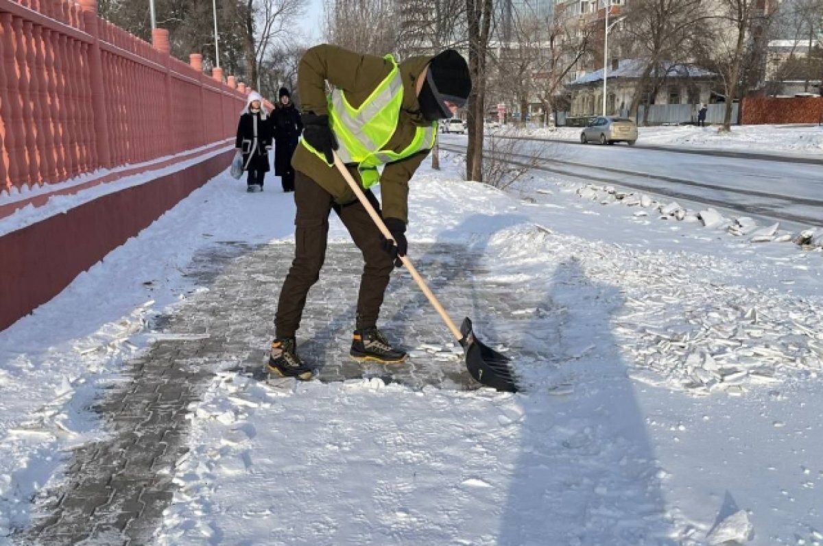 Руки есть — лопаты будут. Почему жители регионов сами убирают на улицах снег  | Аргументы и факты - Хабаровск | Дзен