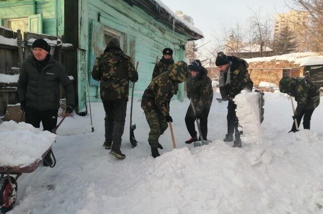    Ребята раскидали снег во дворе многодетной мамы за полтора часа. Фото: Администрация Железнодорожного района Красноярска
