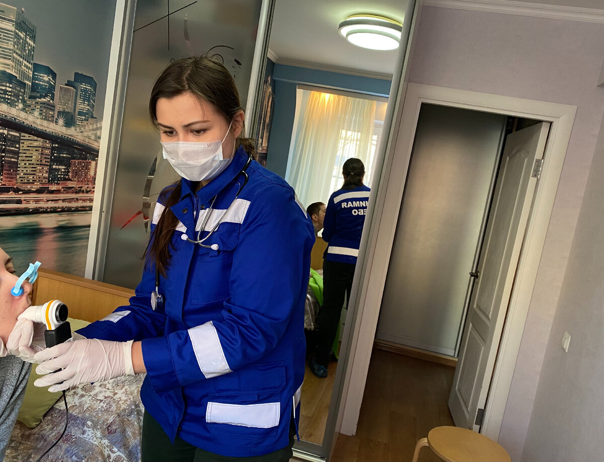 Паллиативный врач фонда Регина Владимировна измеряет функцию легких Ольги