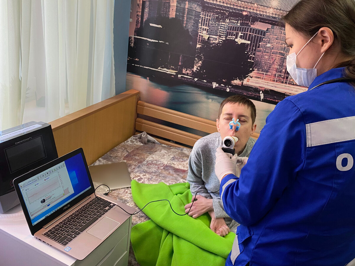 Чтобы измерение было максимально точным, пациент должен дышать ртом, поэтому на нос ему надевают зажим.