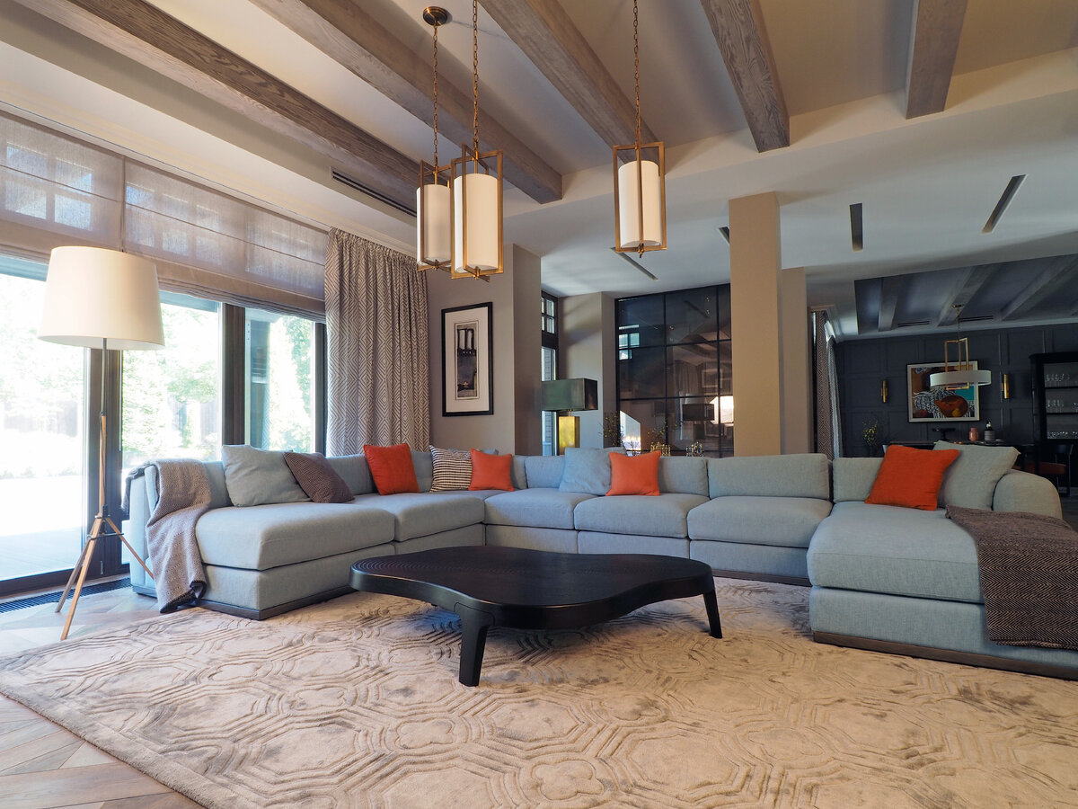 Реализованный интерьер студии дизайна m_ars Architects. Диван Sofas & Decor.
