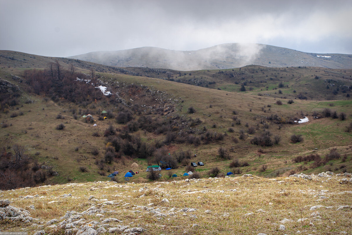 В перерывах между походами в пещеры и дежурствами по лагерю была возможность погулять по окрестностям. Внизу лагерь туристов каких-то и за ними холм, где ловила сотовая связь.