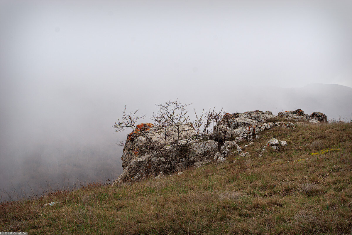 На лагерь надвигается облако.
