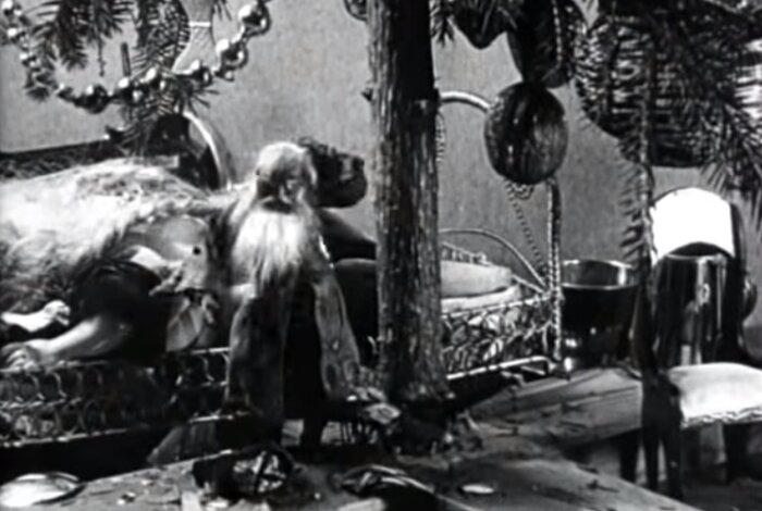 Дед Мороз лезет на ёлку