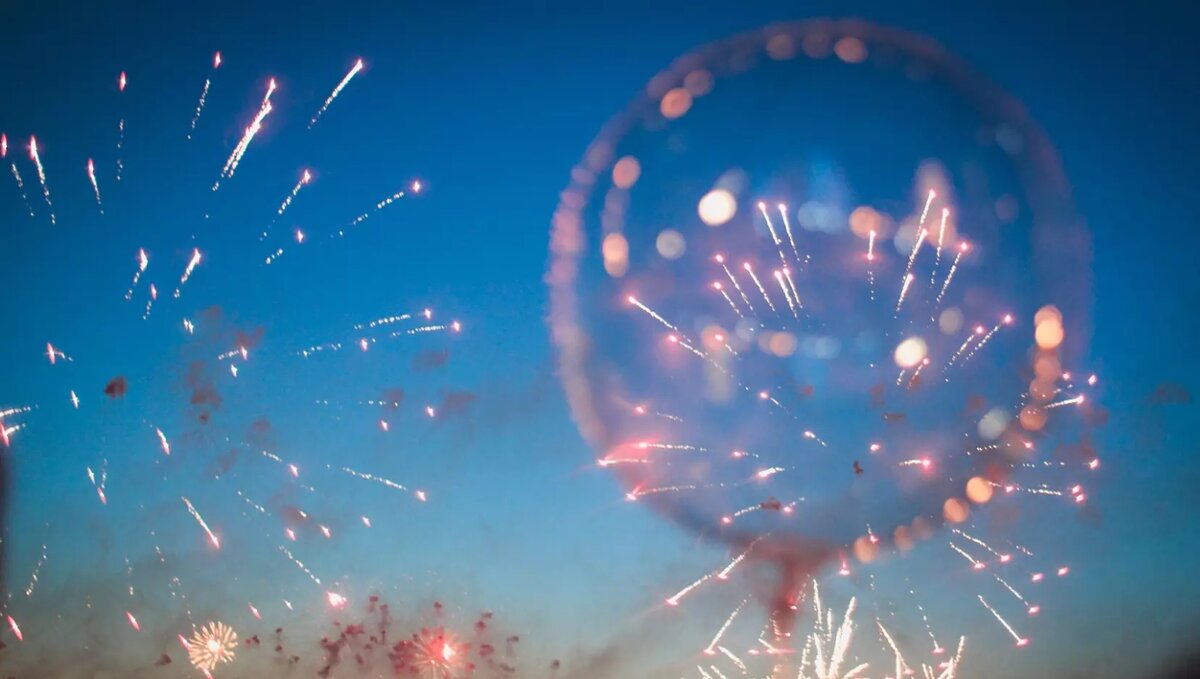     Жителей Удмуртии предупредили о правилах использования пиротехники, за нарушение которых грозит штраф до 15 тысяч рублей. Об этом сообщила пресс-служба ГУ МЧС по региону.