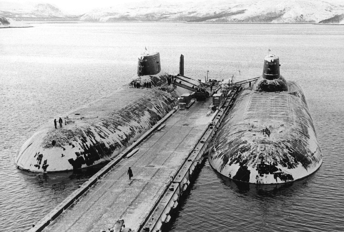 Подводная лодка 941 акула. Подводная лодка акула проект 941. Подводная лодка акула. Подводная лодка акула тайфун. Советская подводная лодка акула.