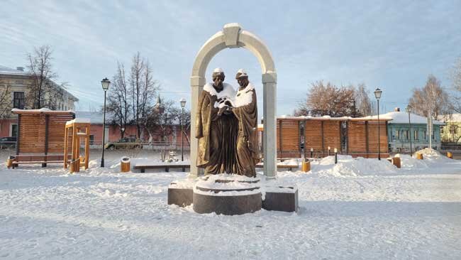 Украшением Сквера семьи, любви и верности, открытого у Успенского храма в этом году, стала скульптура святых Петра и Февронии Муромских