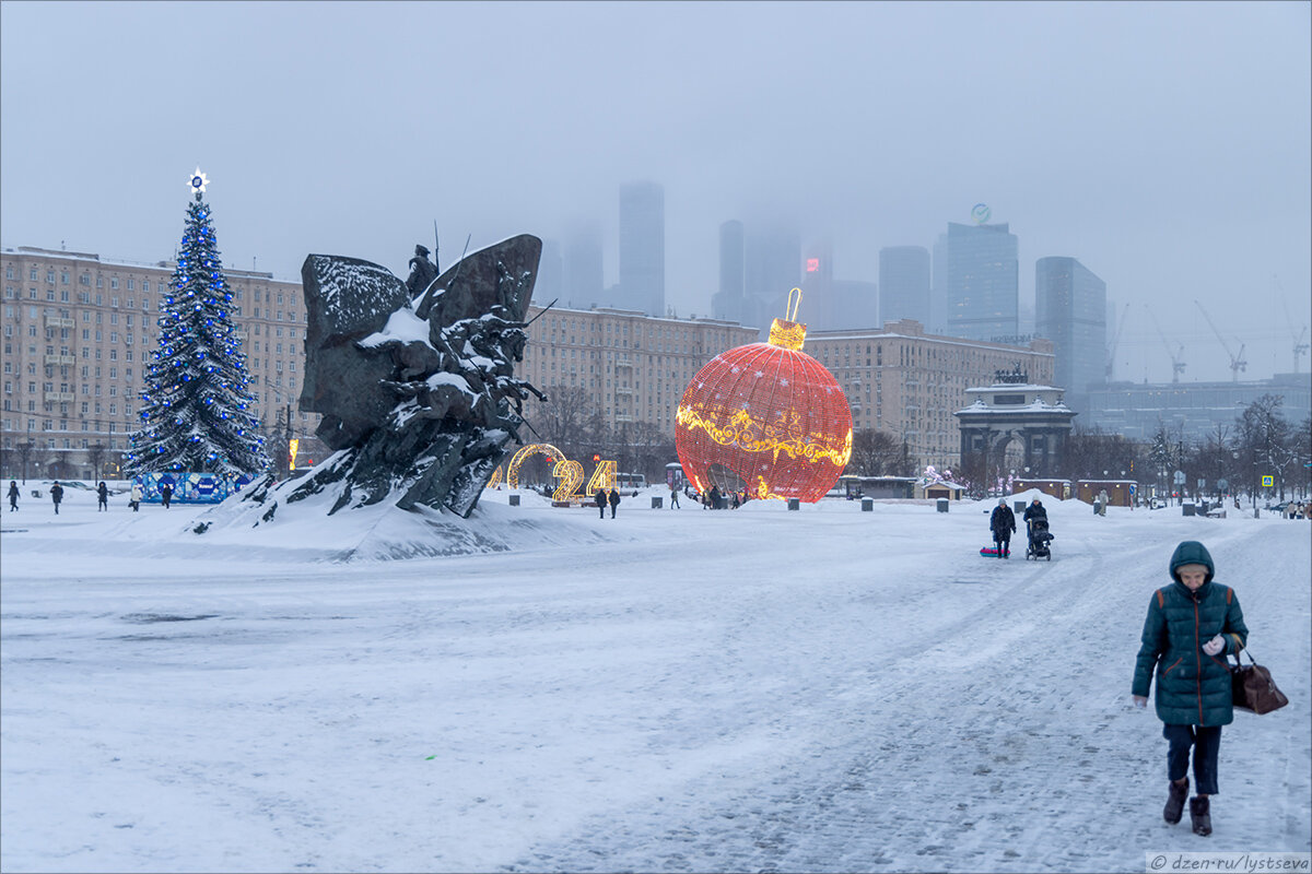 Сфера, рядом с которой все фотографируются.