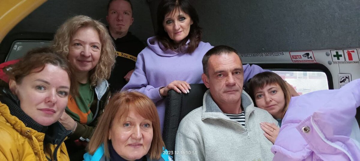 В микроавтобусе. Какие все счастливые.