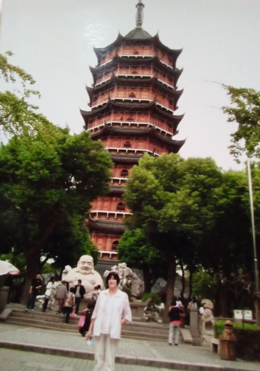 Эта пагода находится на вершине горы