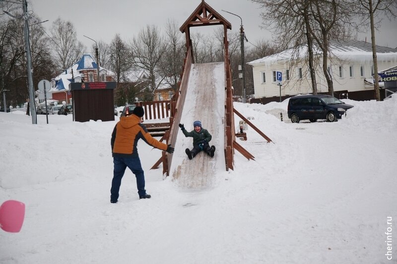    Там установили 33 прожектора. Деревья подсветили синим, красным и зеленым цветами.