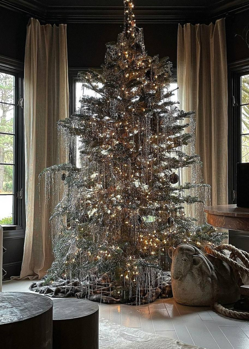 Кстати, модный тренд этого года - елка. украшенная лишь дождиком и гирляндой. Причем дождика должно быть так много, чтобы ветки за ним лишь угадывались. Так что в ближайшее время  игрушки вообще мало  кому пригодятся - елочки в минималистичном стиле уже завоевывают наши сердечки