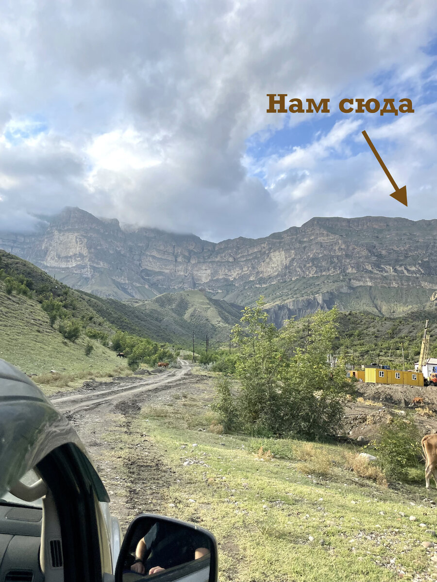 Стоишь снизу и не понимаешь, как вообще можно подняться на эту скалу?! 