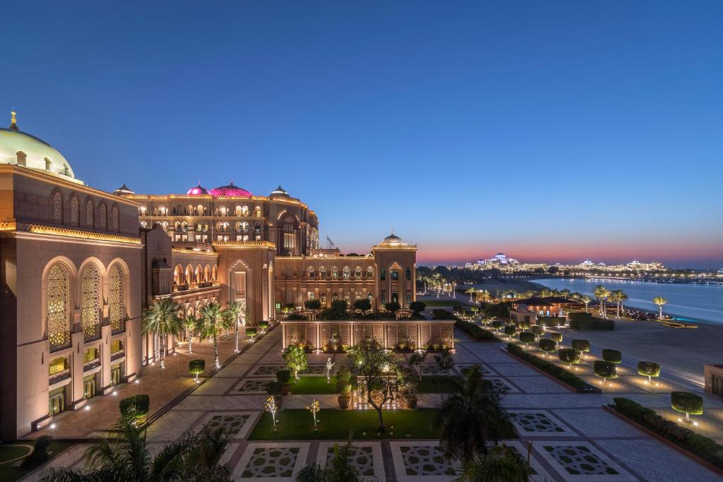 Mandarin palace abu dhabi. Эмирейтс Палас в Абу-Даби. Абу Даби отель эмират Палас. Дворец шейха в Абу-Даби. Золотой дворец Абу Даби.