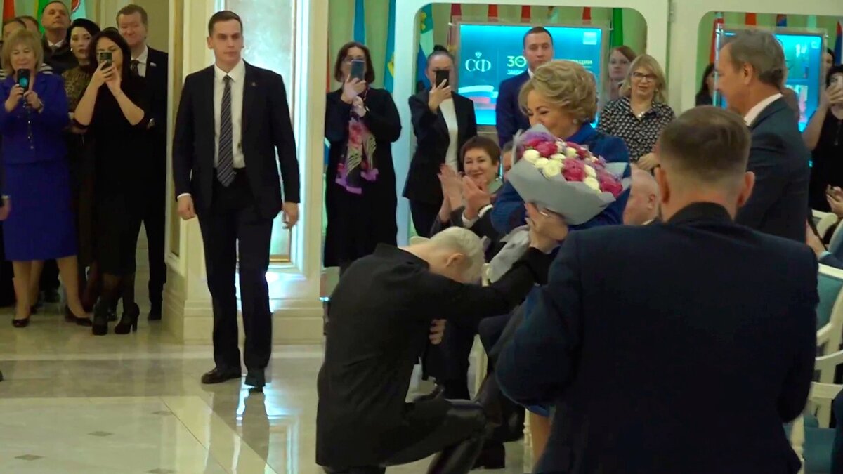 Шаман вошёл в список доверенных лиц Путина. Агутин с Реввой напряглись ...