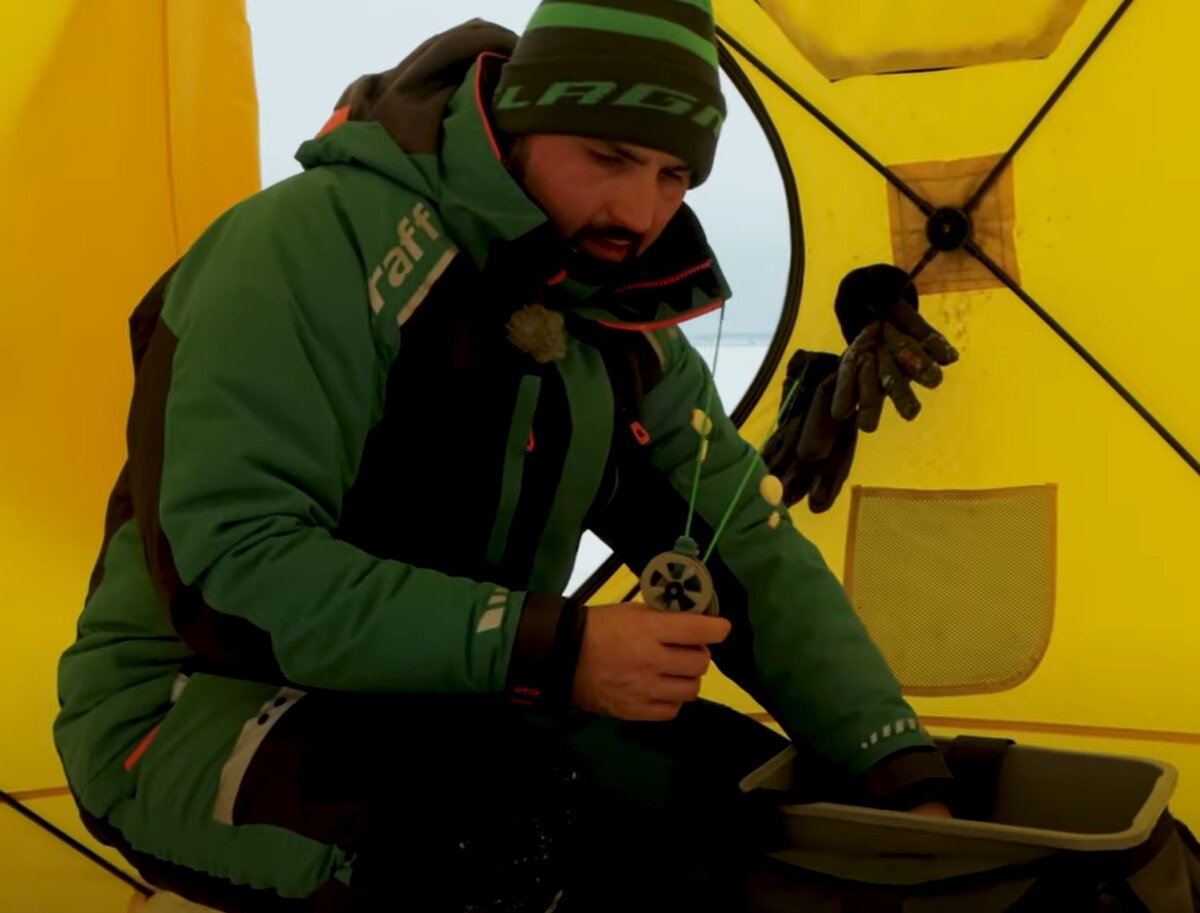 Кадр из видео Олега Квициния. Поплавочные оснастка на удилище с открытой катушкой.