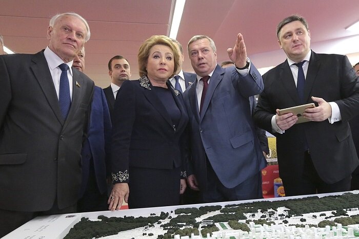    Василий Голубев с Валентиной Матвиенко// Фото: пресс-служба губернатора РО