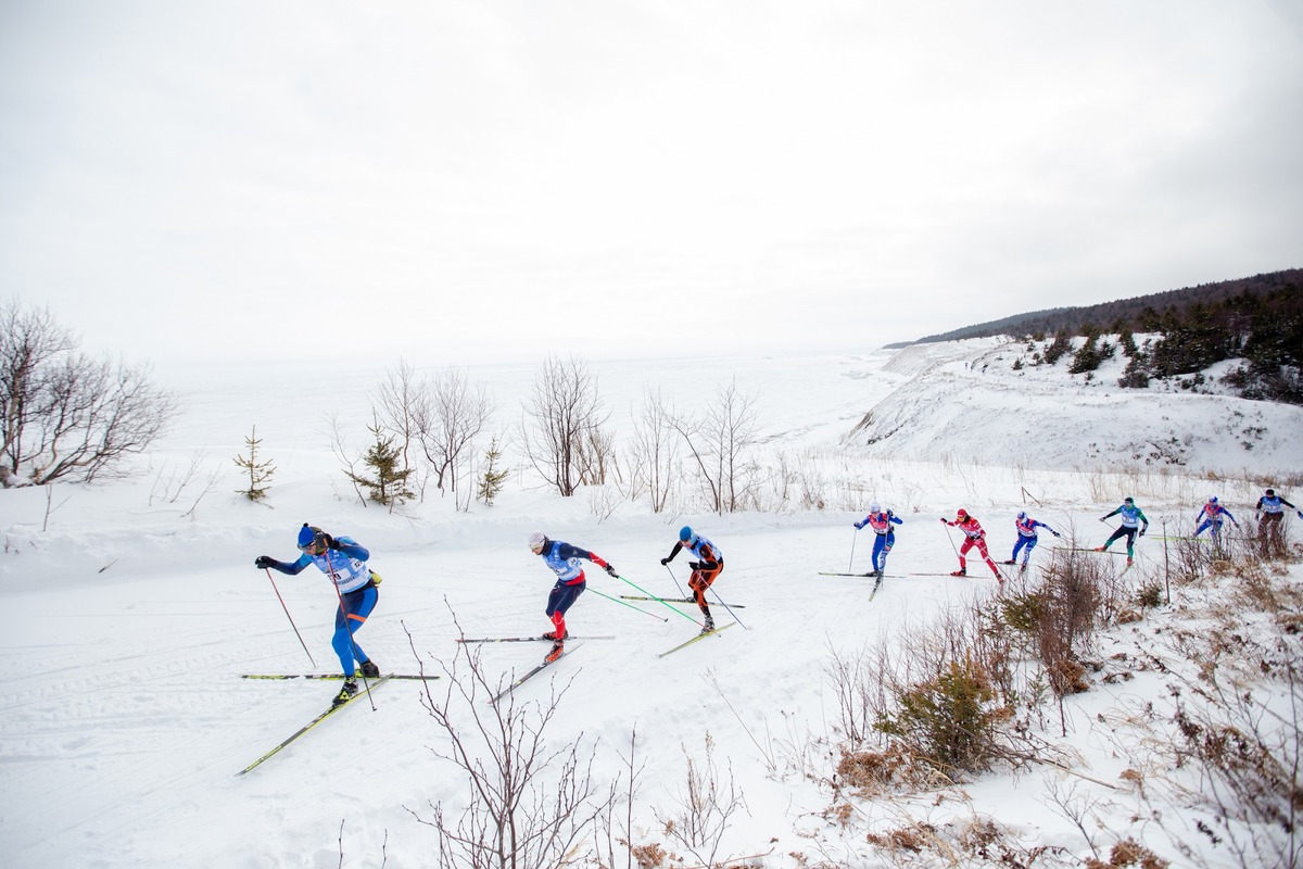 Сахалин лыжный марафон. Горнолыжный спорт. Сахалин лыжный марафон. Томск марафон лыжный. Катание на лыжах на сахалине.