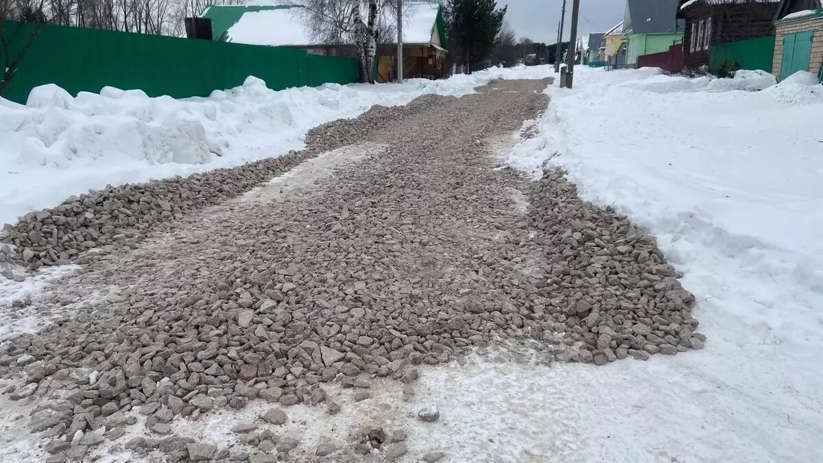     Власти Можгинского района Удмуртии выкинули на ветер деньги жителей, которые собирались на ремонт дороги в деревне Малая Сюга по программе инициативного бюджетирования.