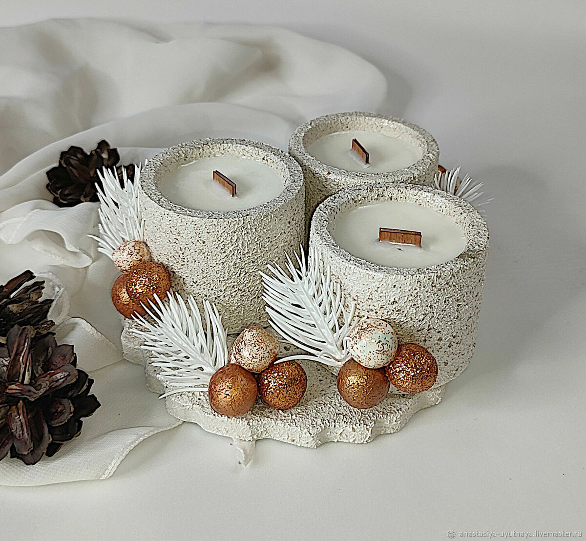 Сейчас актуальны подсвечники из гипса и эпоксидной смолы. 