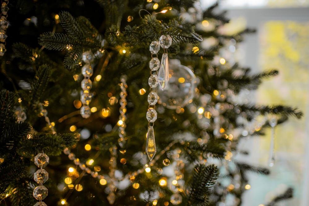 Пенсионер из Якутии слепил двухметровую новогоднюю елку из навоза