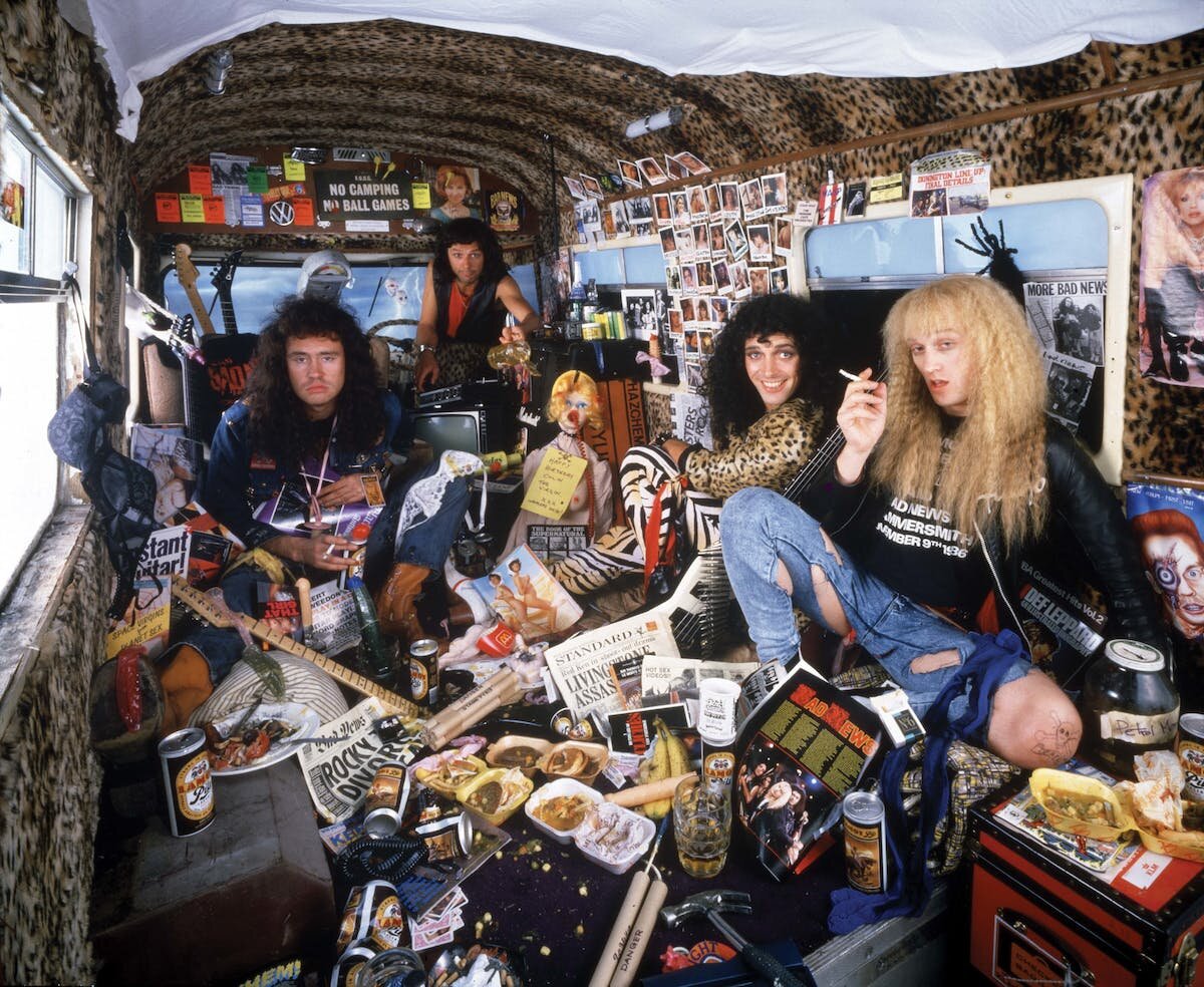 Сцена из одного из эпизодов о туре Bad News