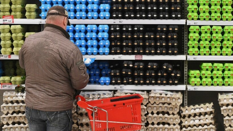    Покупатель выбирает куриные яйца ©Александр Кряжев РИА Новости